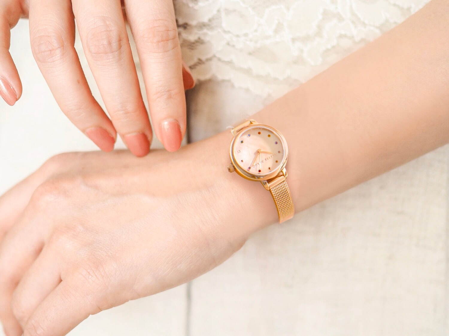 アレットブラン“天然の誕生石”が並ぶ限定腕時計、小ぶりなシャンパンゴールドダイヤル｜写真10
