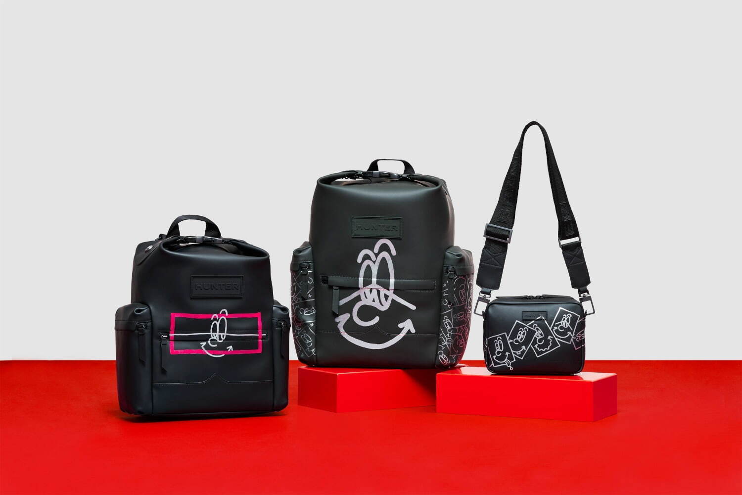 左から)ラバライズドバックパック 50,000円、ミディアムラバライズドバックパック 45,000円、ラバライズドレザークロスボディ 33,000円