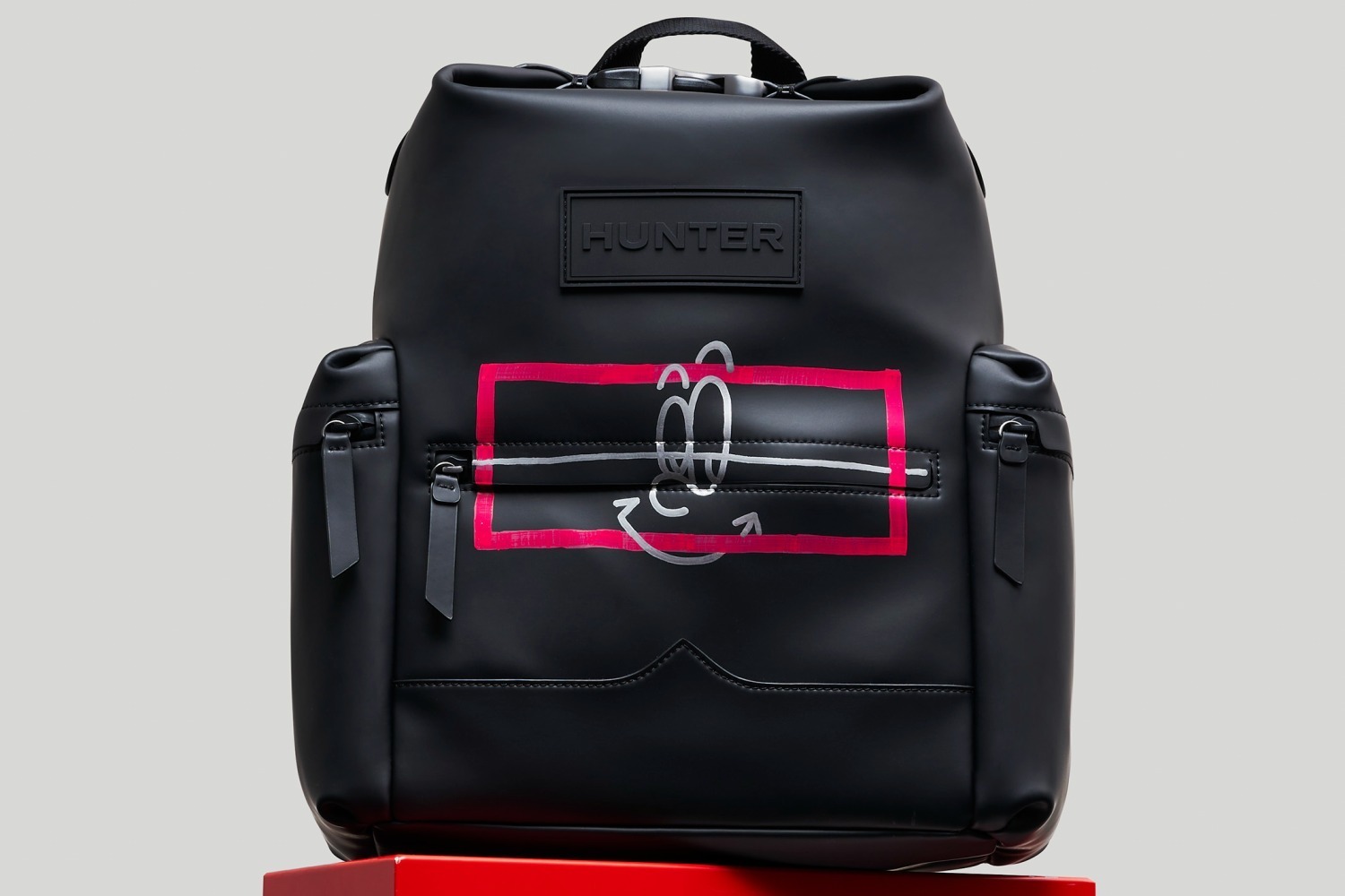 ハンター1点物バッグが渋谷の限定ストアで、アーティスト・MAW“スマイルイラスト”入り