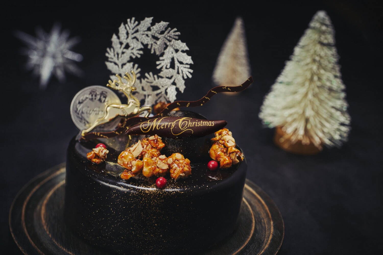 カファレル神戸北野本店のクリスマスケーキ2022、モミの木のハチミツを使用した深紅のケーキ｜写真5