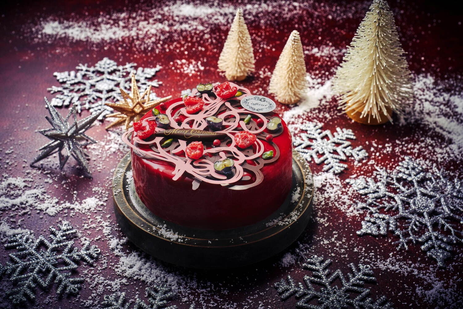 カファレル神戸北野本店のクリスマスケーキ2022、モミの木のハチミツを使用した深紅のケーキ｜写真2