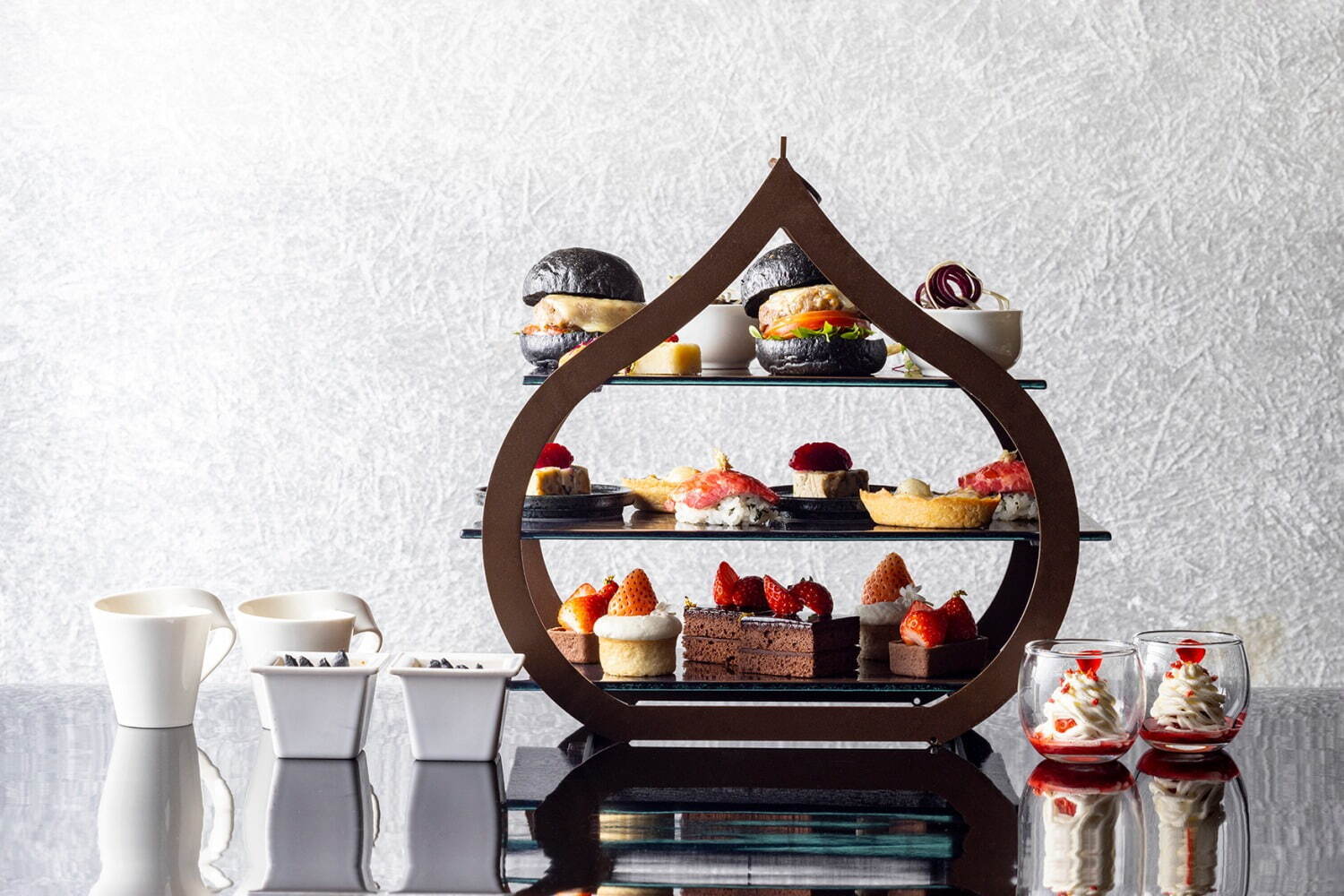 お台場｜ヒルトン東京お台場のストロベリーアフタヌーンティー、“ブラック＆ホワイト”テーマの苺スイーツ