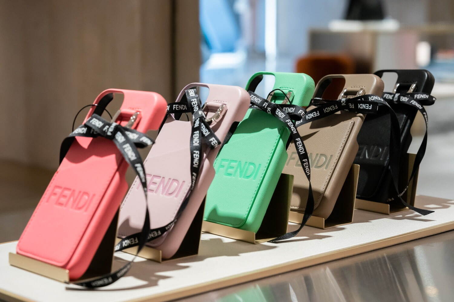 FENDI iPhoneケース　表参道　リボン　スマホケース　フェンディ