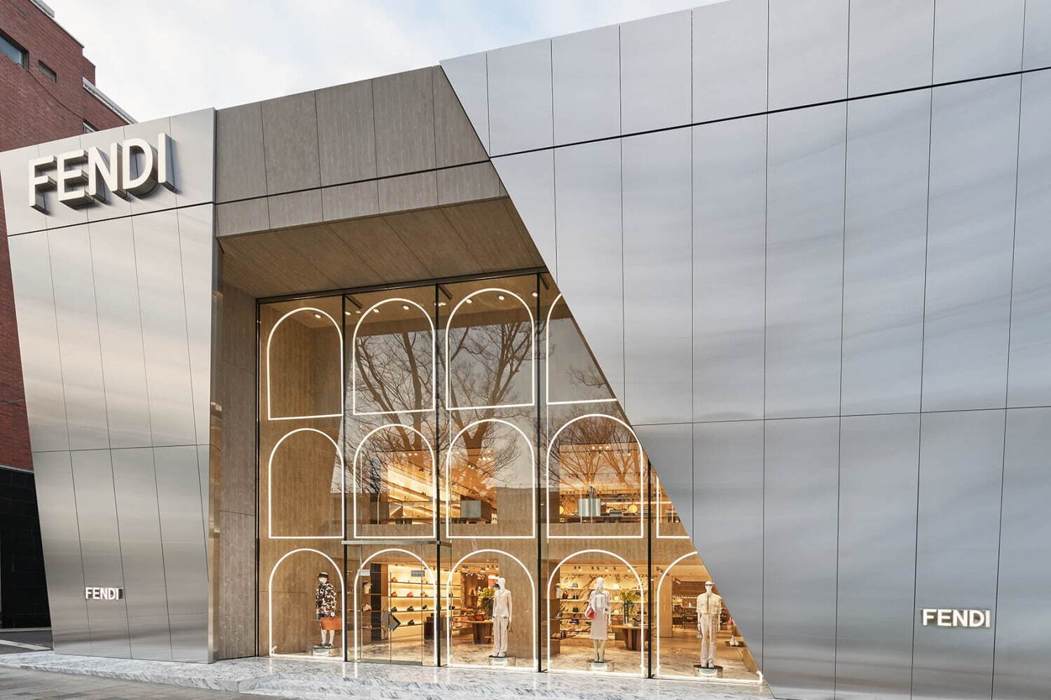 「パラッツォ フェンディ 表参道」国内最大級の旗艦店が誕生、「フェンディ カーサ」日本初店舗も