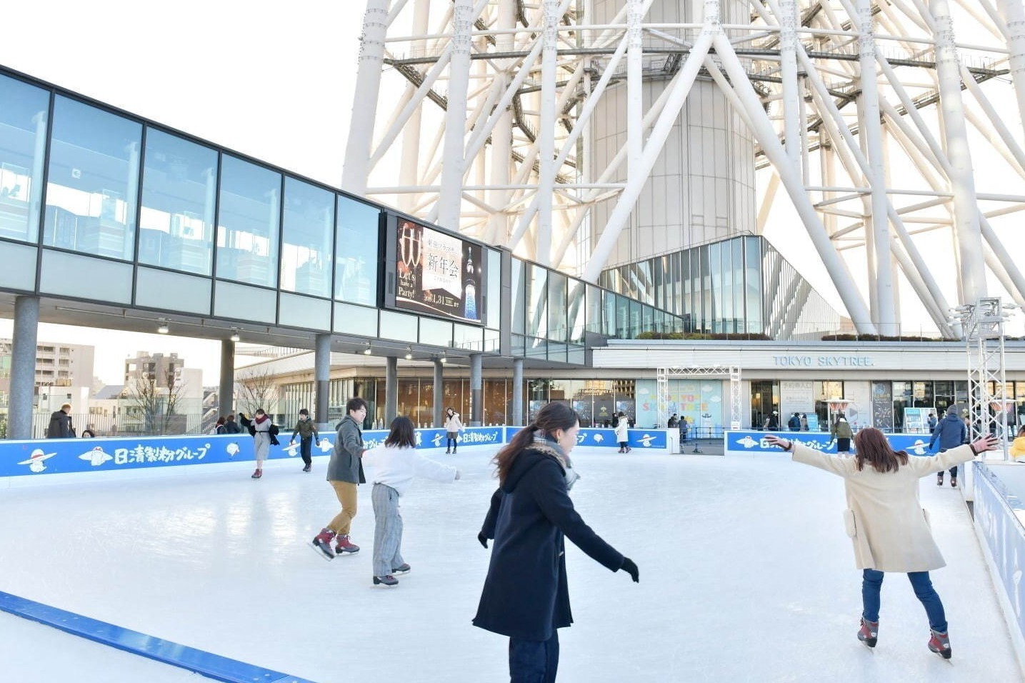 スケートリンク｜東京スカイツリーを”眺めながら楽しむ”アイススケートリンク、夜には幻想的なライトアップ