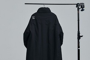 エディション×プロダクトトゥエルブのロングコート＆ジレ、透湿防⽔素材を用いたミニマルな表情