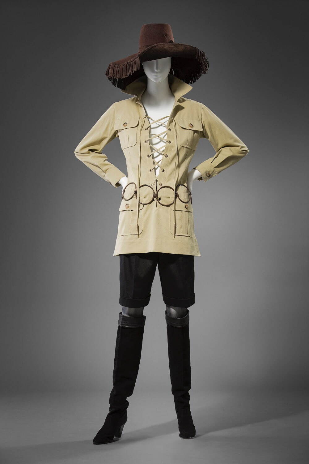 ファースト・サファリ・ジャケット　1968年春夏オートクチュールコレクション
© Yves Saint Laurent © Sophie Carre