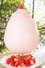 総重量5kg超え”巨大いちごパフェ発売へ、伊豆「たまご専門店