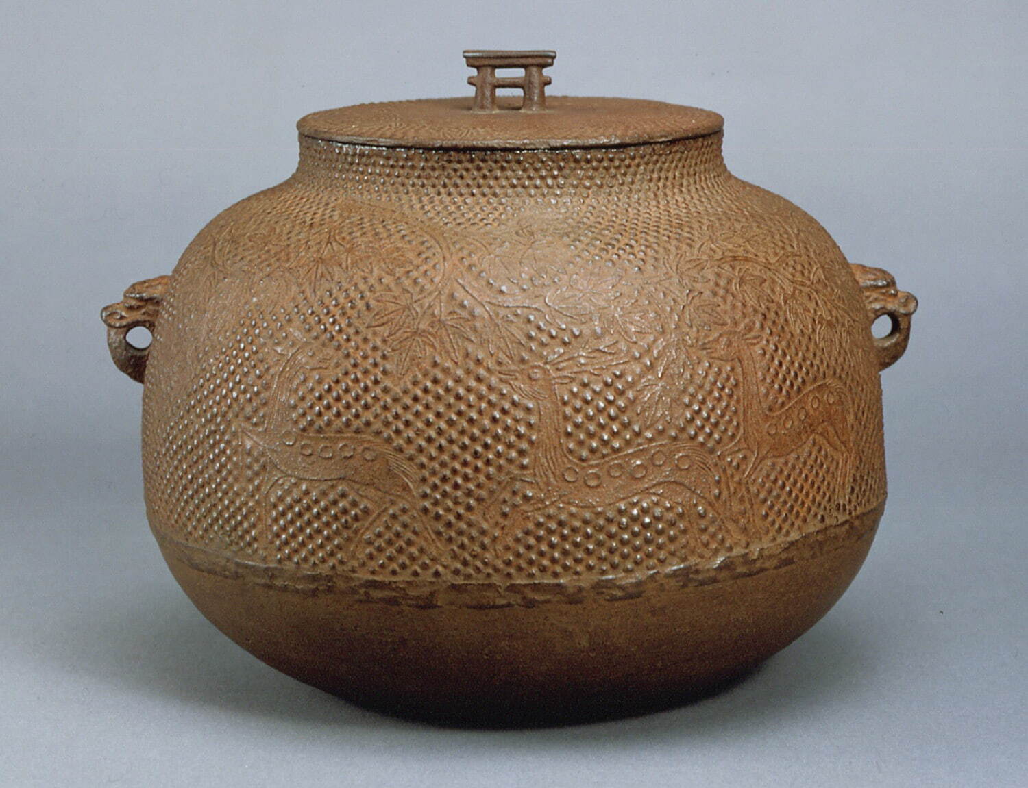 ［特集展示 出品作品］重要文化財《芦屋霰地楓鹿図真形釜》室町時代 細見美術館蔵