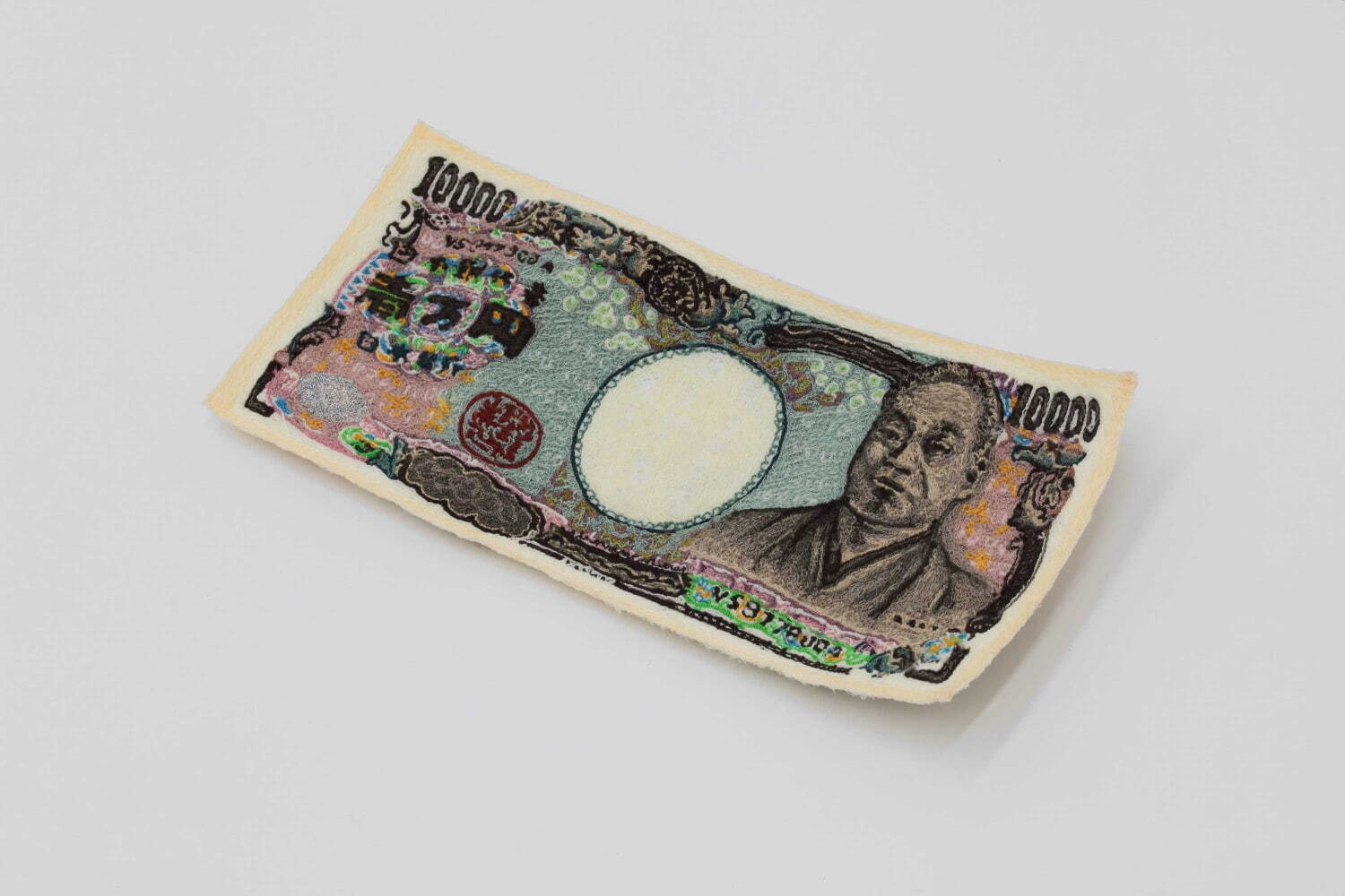 青山悟《Just a piece of fabric》2021年 ポリエステルオーガンジーにポリエステル糸、蓄光糸で刺繍 7.6×16.0cm 撮影：宮島径
©AOYAMA Satoru Courtesy of Mizuma Art Gallery