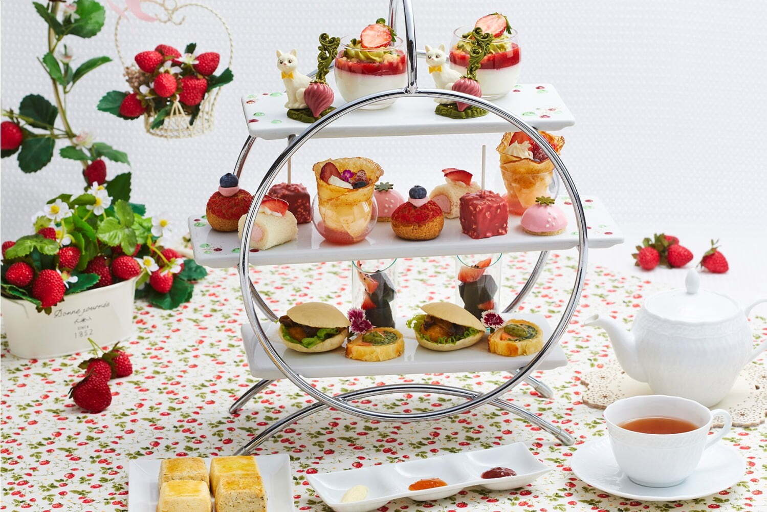 ロイヤルパークホテル「ストロベリーカーニバル2023」いちご尽くしのアフタヌーンティーなど