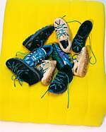 A.P.C.とアシックスのコラボロゴ入りスニーカー、ブルーのタイダイ柄シューレース｜写真10