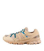 A.P.C.とアシックスのコラボロゴ入りスニーカー、ブルーのタイダイ柄シューレース｜写真1