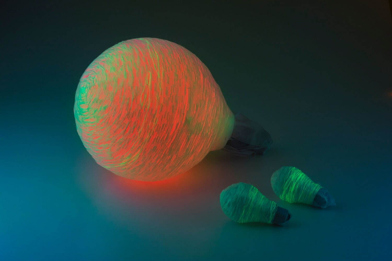 左：竹村京《修復されたG.美術館の電球》2019年 右：竹村京《修復されたT.家の電球》2019年
Photo: Shinya Kigure