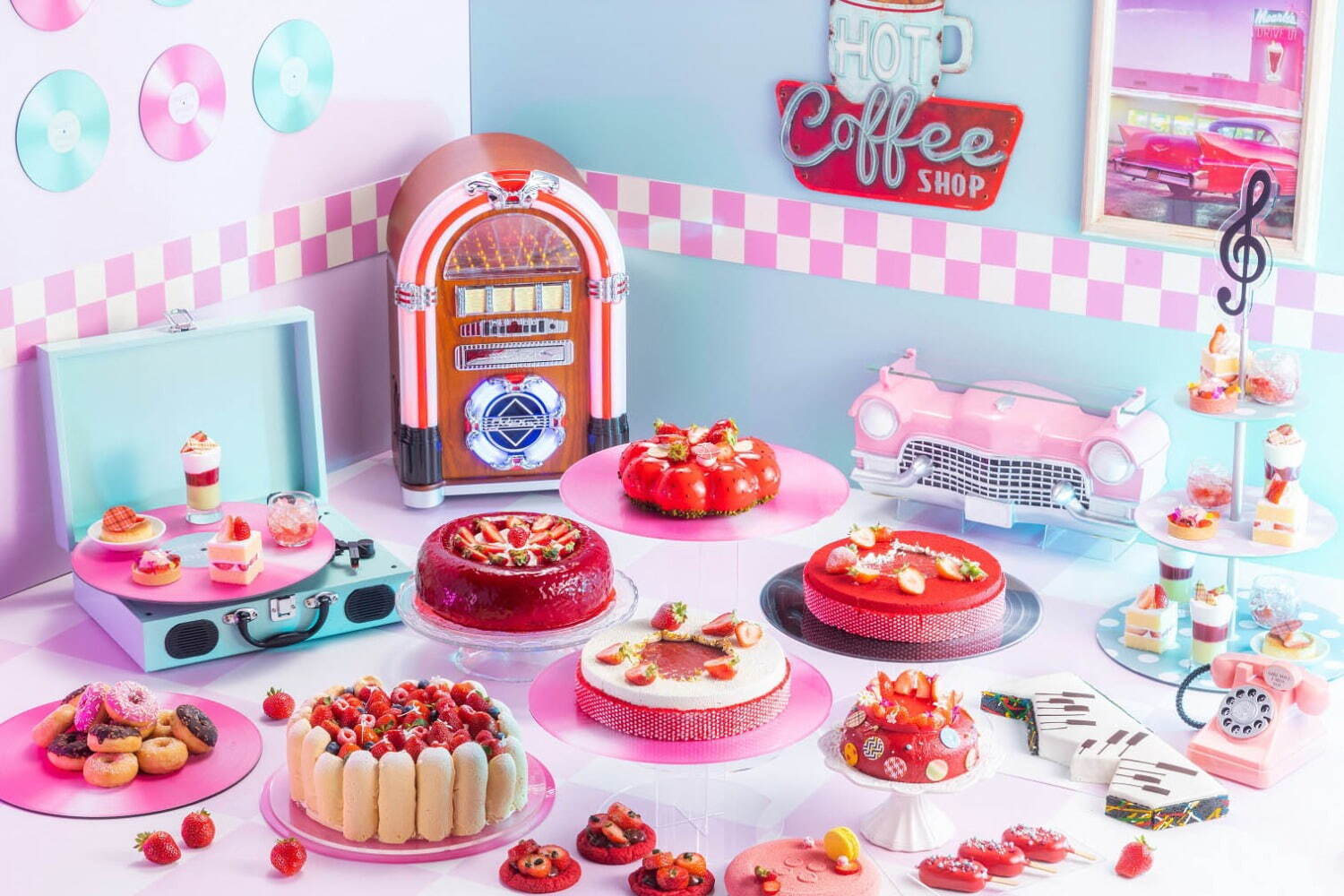 ヒルトン大阪“50s レトロ”ないちごスイーツビュッフェ、アメリカンダイナー風の空間で