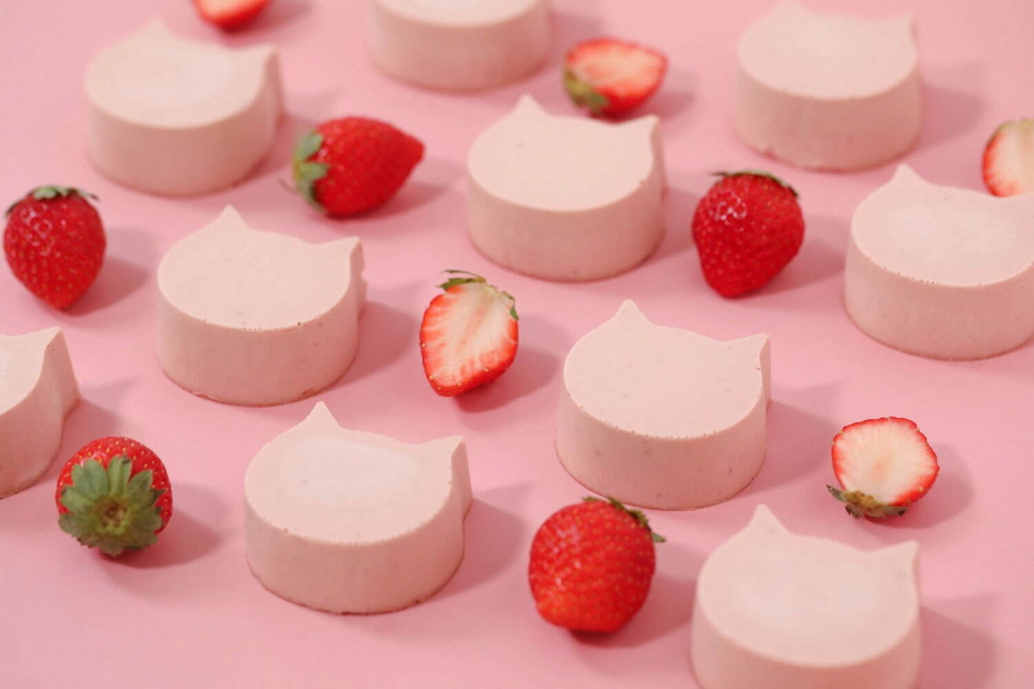 “ねこの形”のチーズケーキ「にゃんチー いちご」ピンク＆手のひらサイズの苺風味