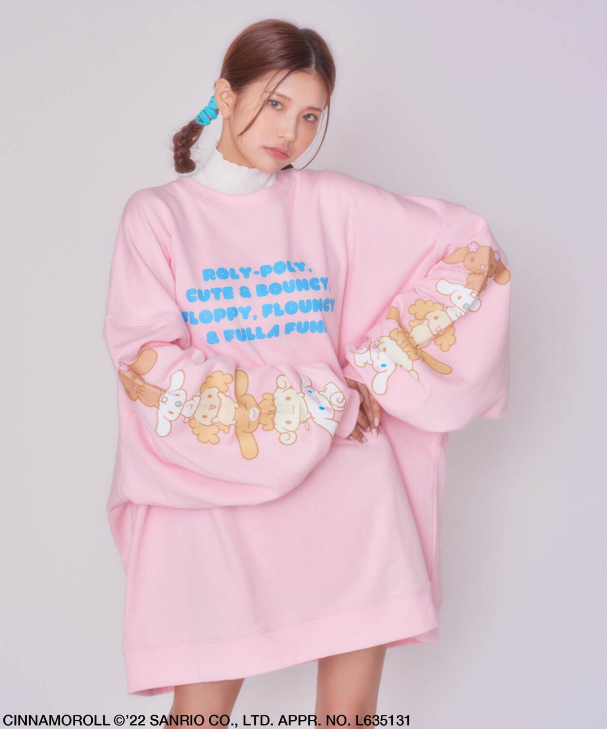 candy stripper シナモロール　ビッグスウェット　ワンピース　ピンク キャンディストリッパー×シナモロール、“袖に連なるシナモロール