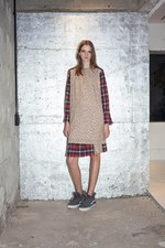 sacai luck 2014-15年秋冬コレクション - メンズアイテムをハイブリッドで女性らしく｜写真21