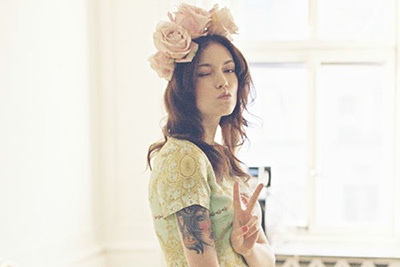 モンキ(MONKI)がスウェーデンデザイナーとコラボ - ロマンテックなドレスなど9アイテム展開