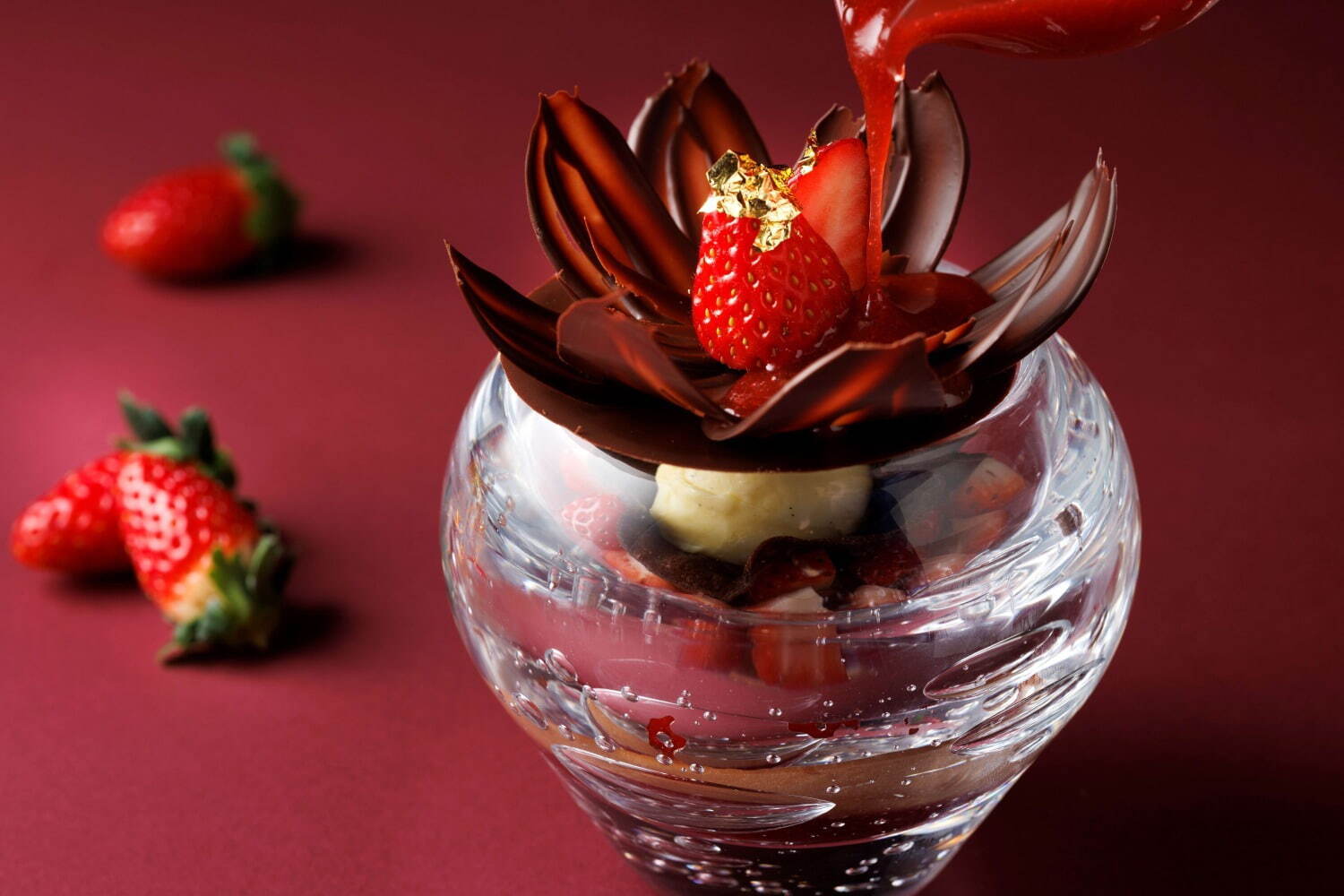 シェラトン都ホテル東京”苺×チョコ”のアフタヌーンティー、温かい苺ソースのパフェも｜写真3