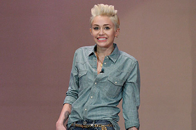 マイリー・サイラスが全身サンローランで米TV番組に - ロックなヘアスタイルを活かした上級コーデ