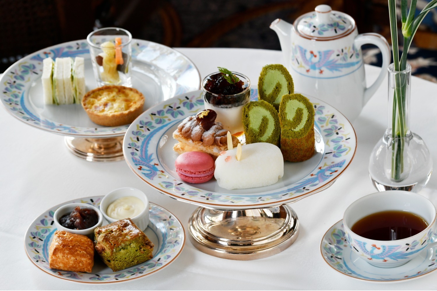 ホテルニューグランドの「新春アフタヌーンティー」、23年干支“兎”のショートケーキなど