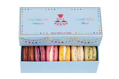 ジュエリーデザイナー｜ラデュレから輝くジュエリーが描かれた限定BOX発売 - カラフルな6種のマカロンを詰めて