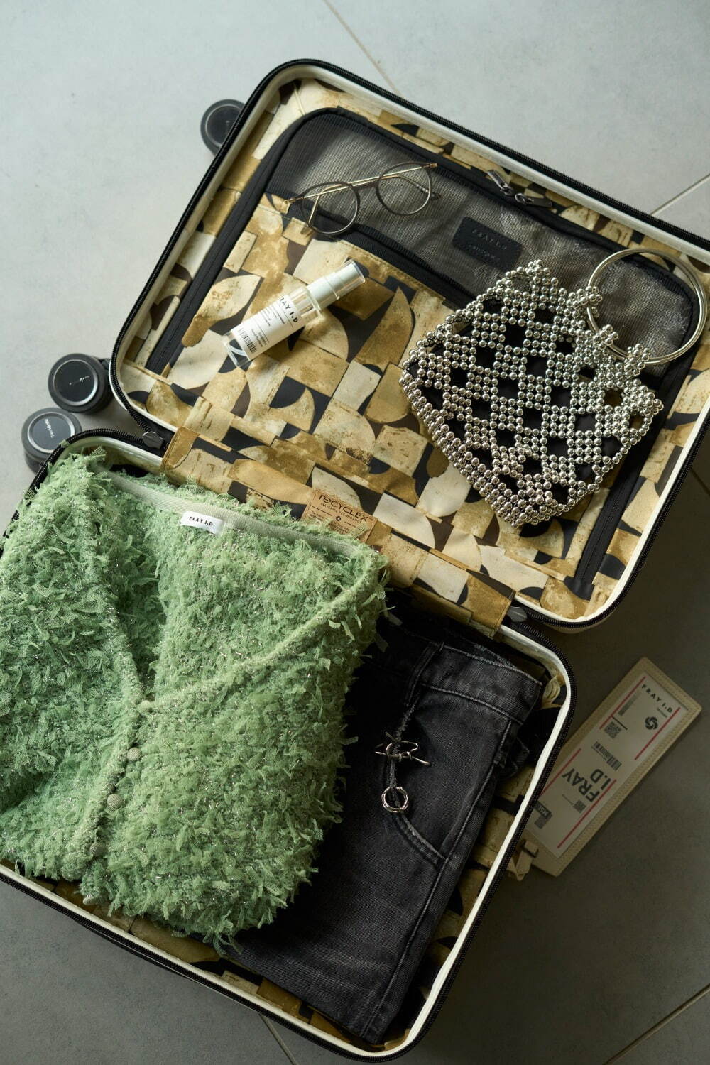 フレイ アイディー×サムソナイトのスーツケース、洗練モノトーンにジオメトリ柄内装｜写真7
