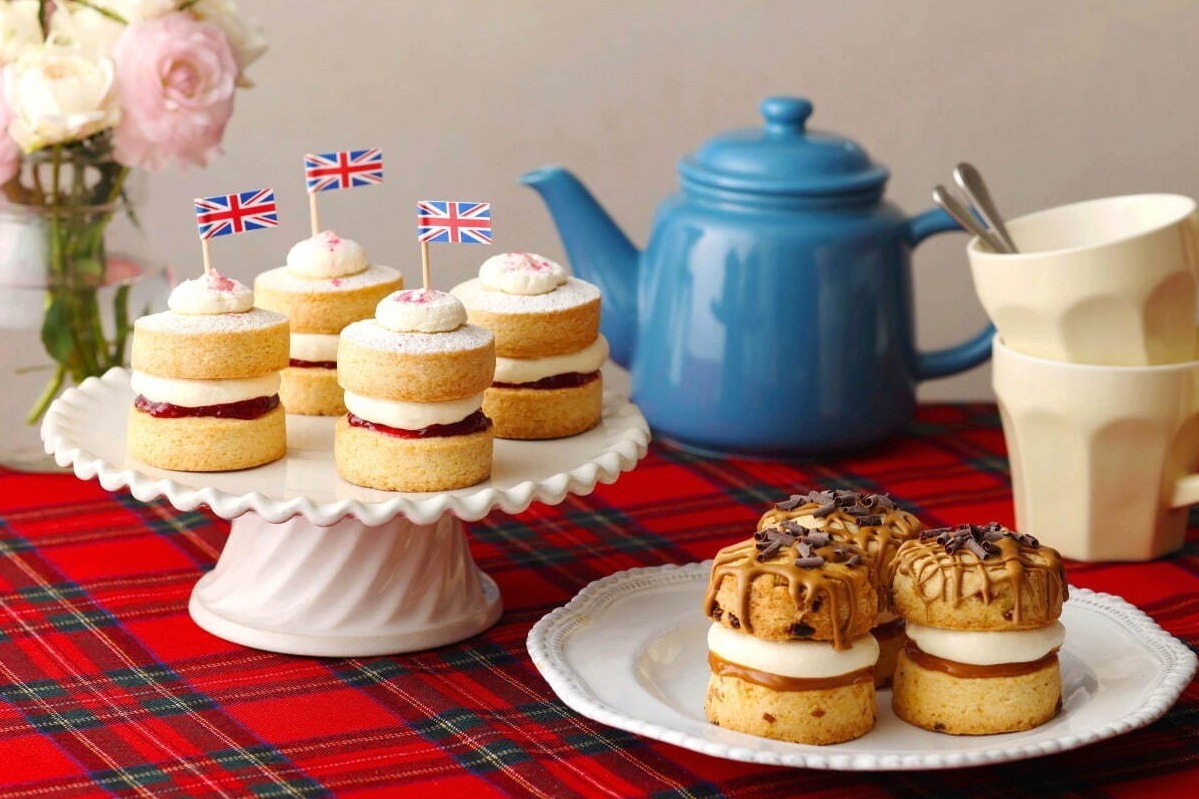 ベイカーズ ゴナ ベイク”イギリス伝統菓子”着想のスコーンサンド、甘酸っぱい苺×バタークリーム