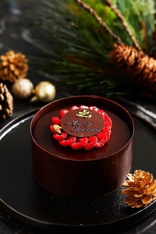 東京エディション虎ノ門2022年クリスマスケーキ、チョコレート×紅茶×タイベリーの7層仕立て｜写真1