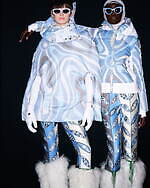 プッチ×フザルプ”カラフル柄”スキースーツ＆ジャケット、絡み合う魚のチャームをセット｜写真3