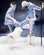 プッチ×フザルプ”カラフル柄”スキースーツ＆ジャケット、絡み合う魚のチャームをセット｜写真4