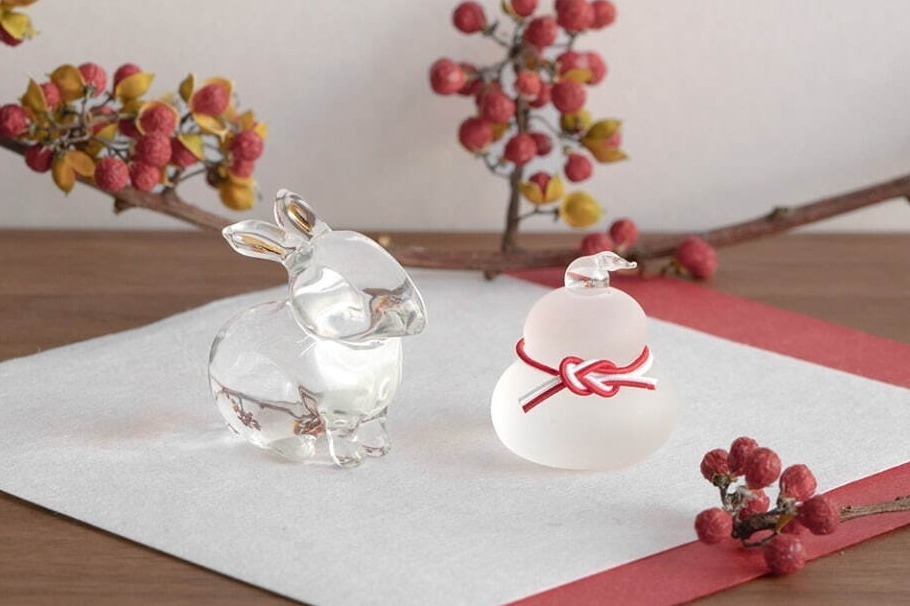 ガラスメーカー「ハリオ」23年干支”ガラスうさぎ”の置きもの、正月飾り”鏡餅”も