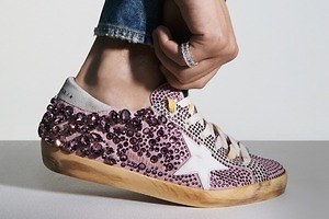 スワロフスキー×ゴールデングース“星モチーフ”スニーカー、全面クリスタルのアッパー