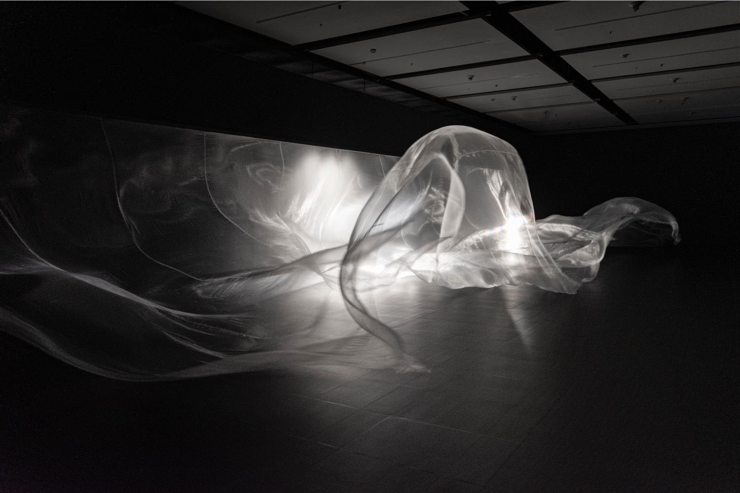 大巻伸嗣の個展が弘前れんが倉庫美術館で、生と死とが円環をなす死生観をテーマにインスタレーションを展開