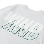 ウィンダンシーのブランドロゴ入りクルーネックスウェット、両面に“ガゼットステッチ”｜写真4