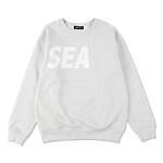 ウィンダンシーのブランドロゴ入りクルーネックスウェット、両面に“ガゼットステッチ”｜写真1