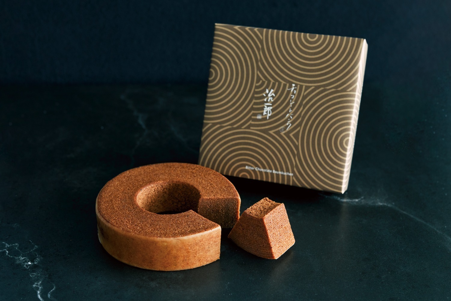 治一郎とチョコレートバンク＆メゾンカカオがコラボ、2種類のチョコレートバウムクーヘン