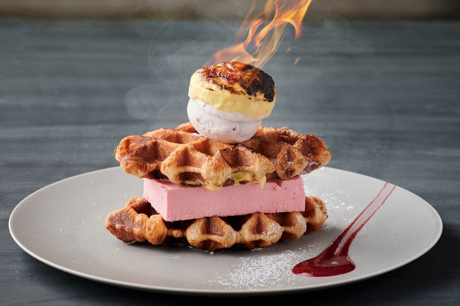 GREEN｜ザ ストリングス 表参道「炙り クロッフルチーズケーキサンド～苺尽くし～」冬限定の新感覚スイーツ