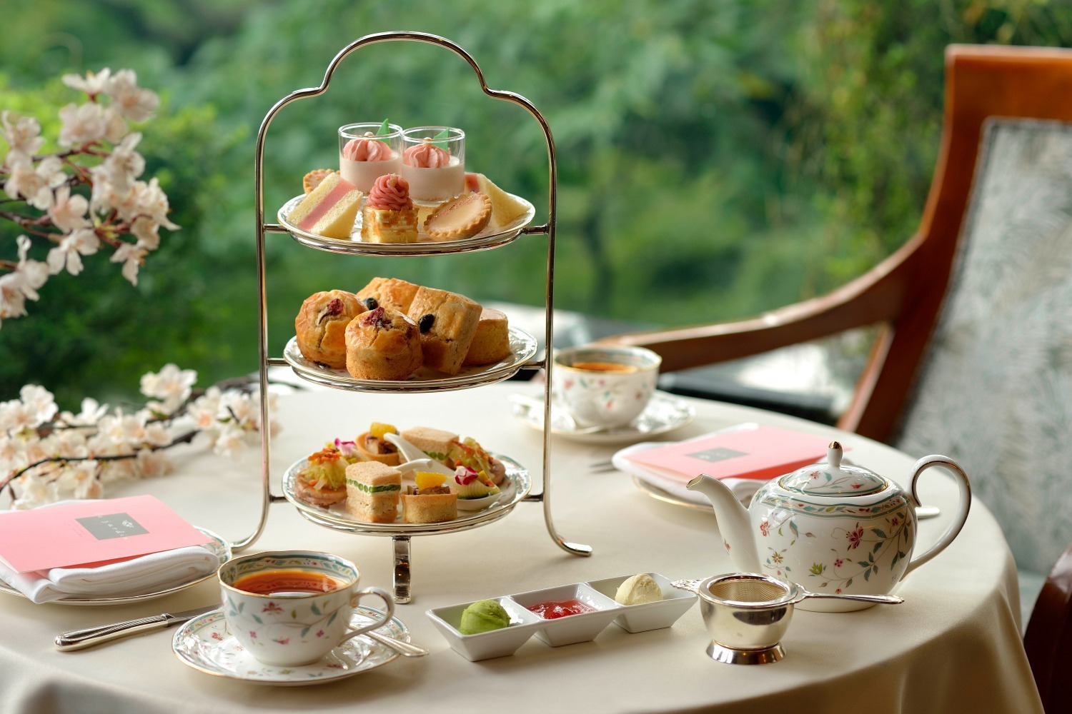 庭園｜桜を眺めながら楽しむ「桜アフタヌーンティー」ホテル椿山荘東京で、花びらが舞うタルトやモンブラン