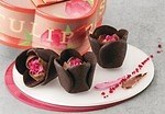 「TOKYOチューリップローズ」の23年バレンタイン、ショコラ×カシスの“バラ型”スイーツ｜写真1