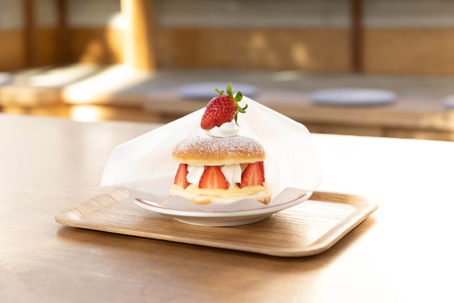 HIGUMA Doughnuts × Coffee Wrights 表参道
佐賀県産 "いちごさん" ドーナッツサンド 850円