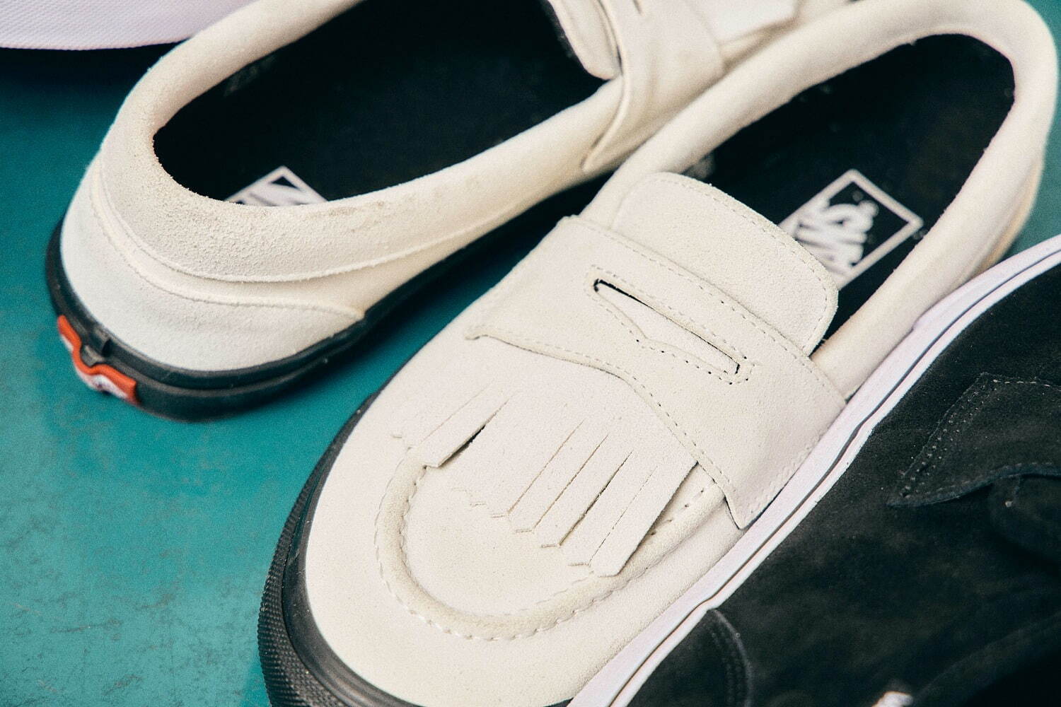 VANS新作“ローファー型”スニーカー、スエード素材&取り外し可能な VANS新作“ローファー型”スニーカー、スエード素材&取り外し可能な