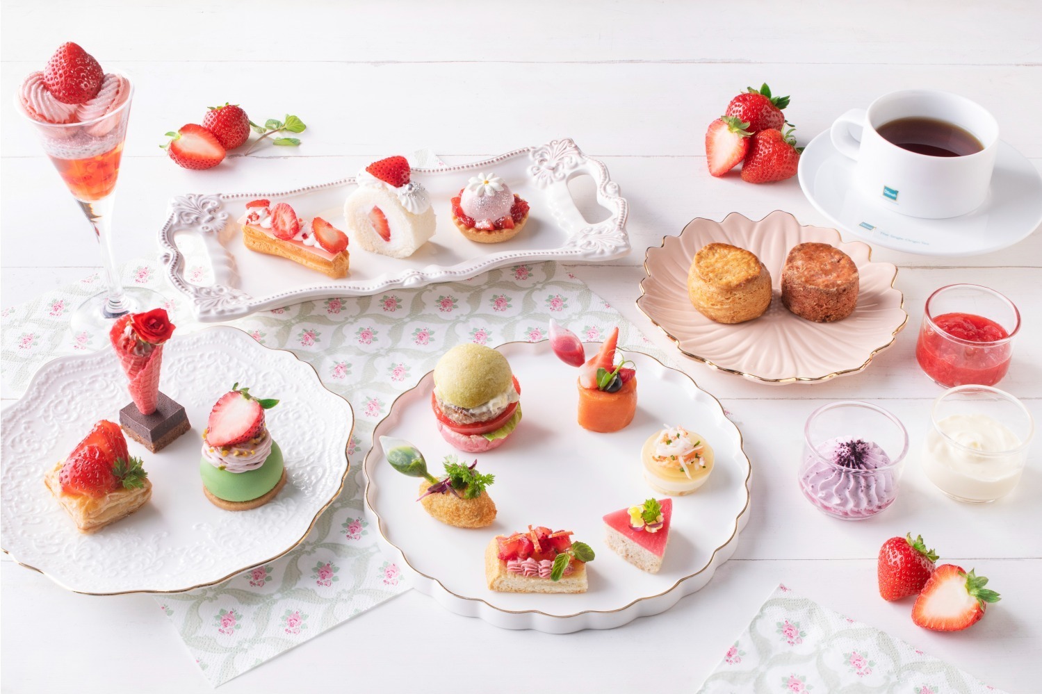 ヒルトン東京ベイ“苺”のアフタヌーンティー、苺＆マカロンを飾ったグラスデザートやロールケーキ