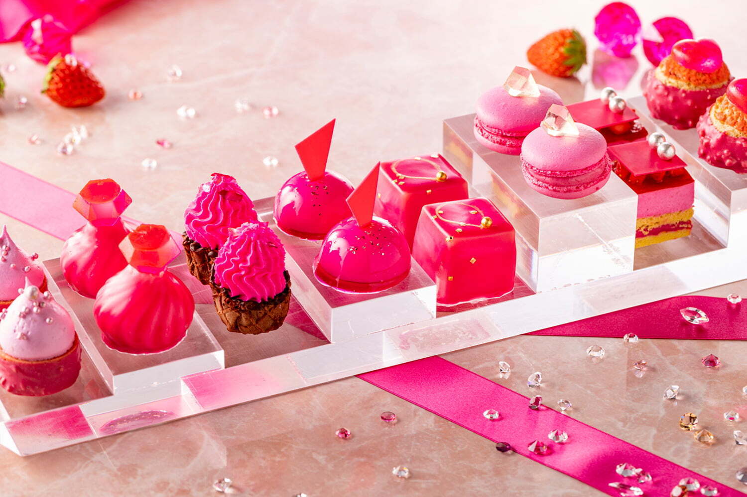ブランチ｜キンプトン新宿東京“まるで宝石箱”苺×チョコのアフタヌーンティー、ピンク色タルトやムース