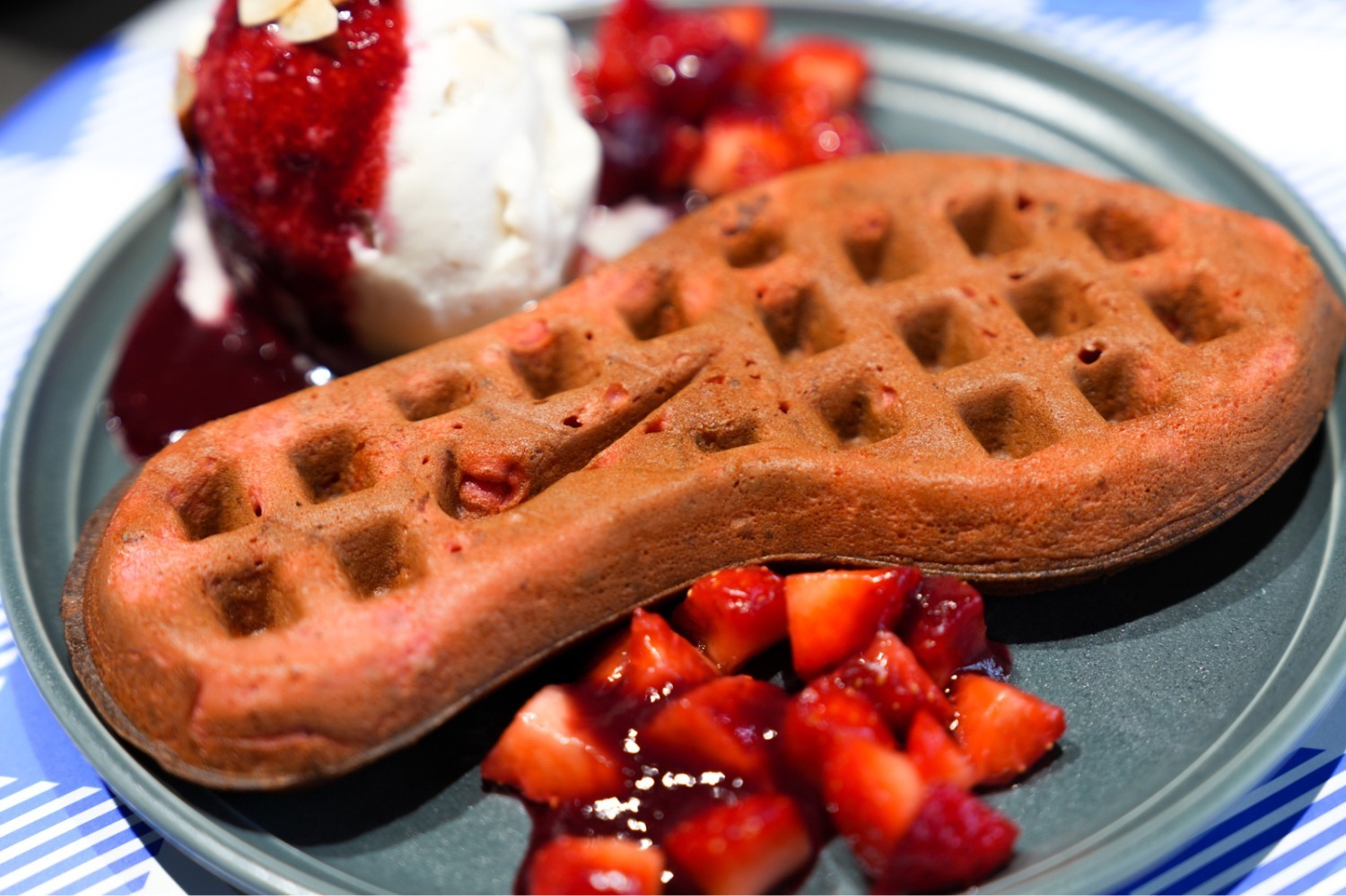 sacai×ゲットー ガストロのコラボカフェ、原宿で - ナイキスウッシュ入り“ソール型”ワッフル