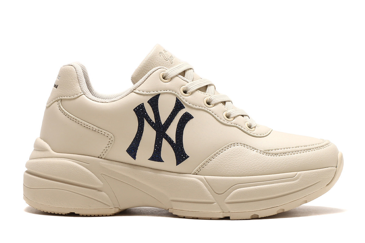 アトモス ピンク×MLB、“ラインストーン輝く”ヤンキースロゴ入り厚底ウィメンズスニーカー