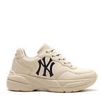 アトモス ピンク×MLB、“ラインストーン輝く”ヤンキースロゴ入り厚底ウィメンズスニーカー｜写真3