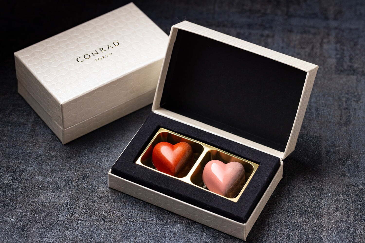 コンラッド東京のバレンタイン限定ボンボンショコラ、シャンパン香る“艶やかなハート”型チョコレート