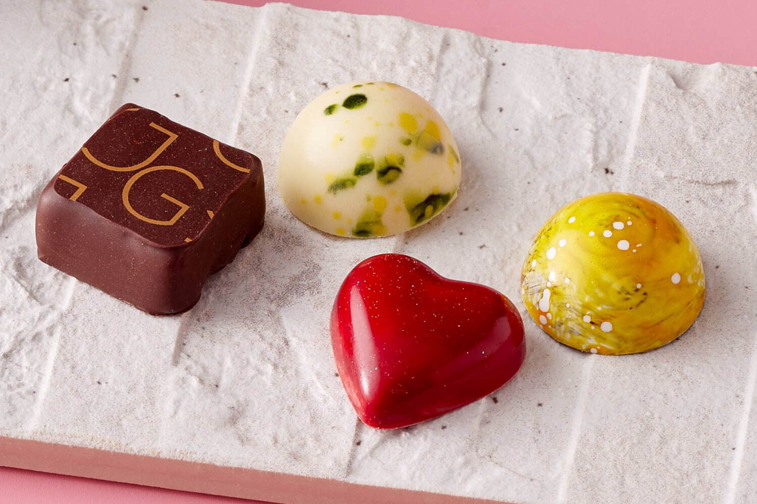 六本木ヒルズのバレンタインフェア2023、限定ショコラやチョコレートスイーツが人気店から登場